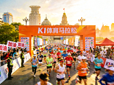 华体汇策划的大型城市马拉松赛事活动现场，人群涌动